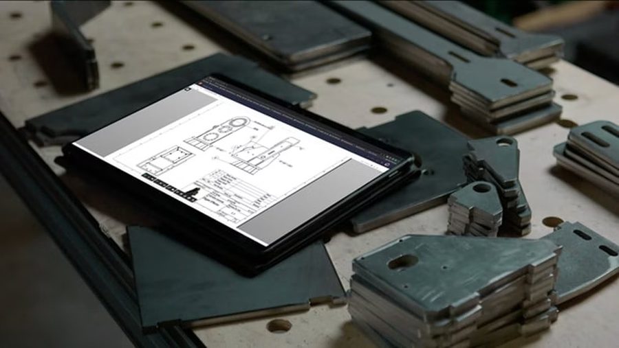 Progettazione CAD della lamiera su tablet in officina